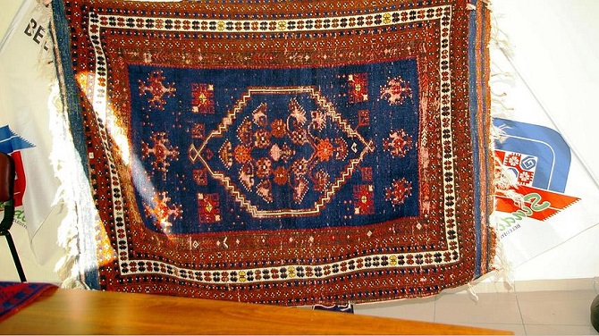 Cami restorasyonunda 300 yıllık Yağcıbedir halısı bulundu