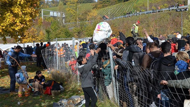Sığınmacılar soğuk havaya rağmen ilerliyor