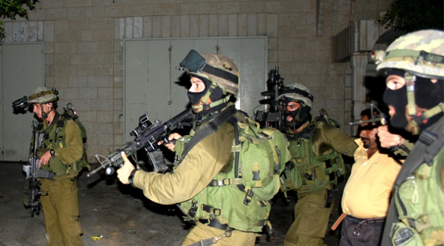 İsrail askerleri 17 Filistinliyi gözaltına aldı