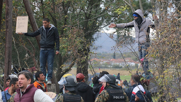 Sığınmacılar Makedonya'yı protesto etti