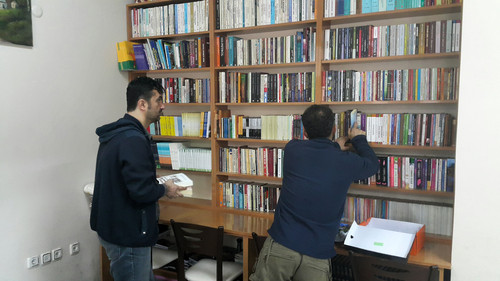 Kitap aşığı muhtar, gözyaşlarıyla kütüphane açtı