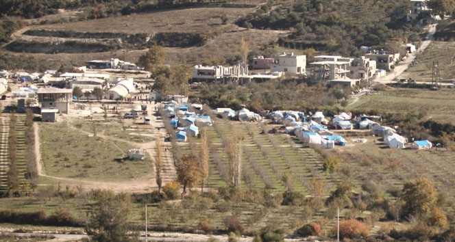 Çatışmaların gölgesinde çadır kent kuruluyor