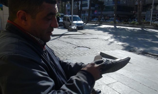 Ayakkabı boyacılığına 20 yılını verdi