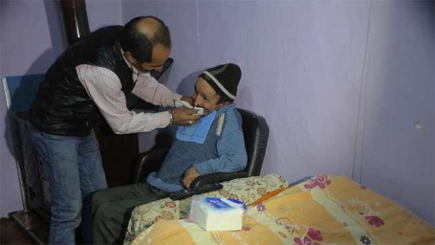 Hayatını yatalak kardeşine adadı