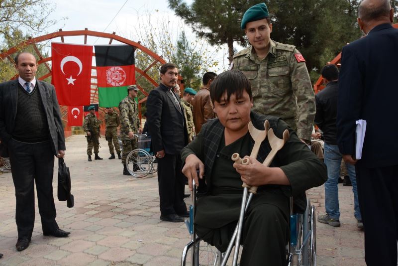 Mehmetçik, Afgan engellilere tekerlekli sandalye dağıttı