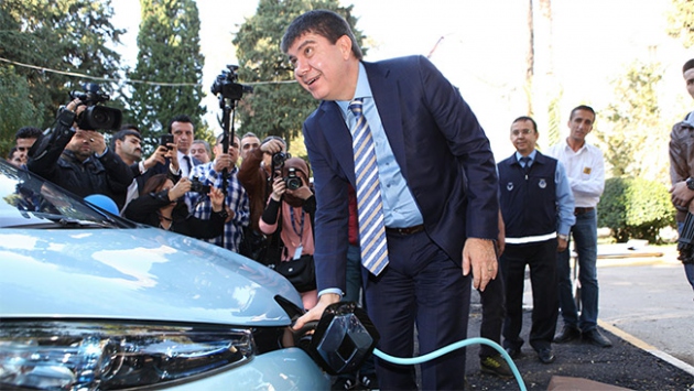 Elektrikli otomobili makam aracı yaptı