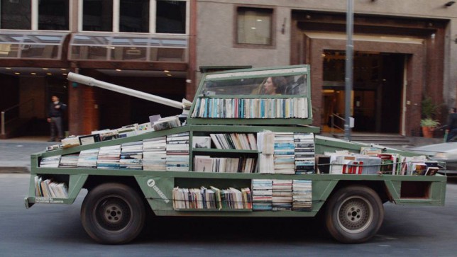 Cehalete karşı kitapla savaşıyor