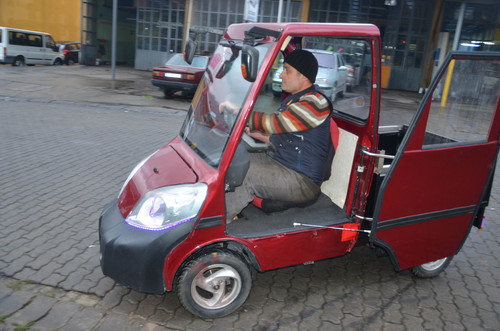Torna ustası, hurda parçalarından otomatik mini kamyonet yaptı