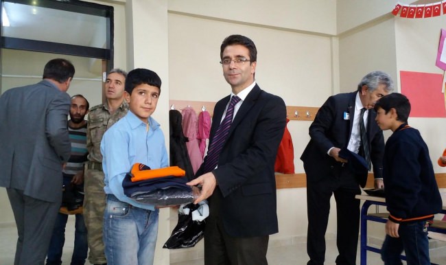 Hamur'da öğrencilere giysi yardımı