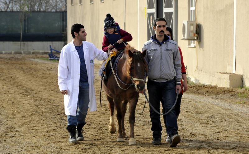 Engelli çocuklar atla terapi ediliyor