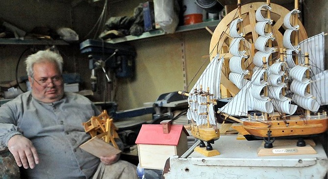 Tahta maketlere tarihi yansıtarak geçimini sağlıyor