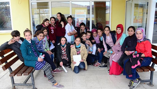 Köy köy gezip kız çocuklarını okula kazandırıyor