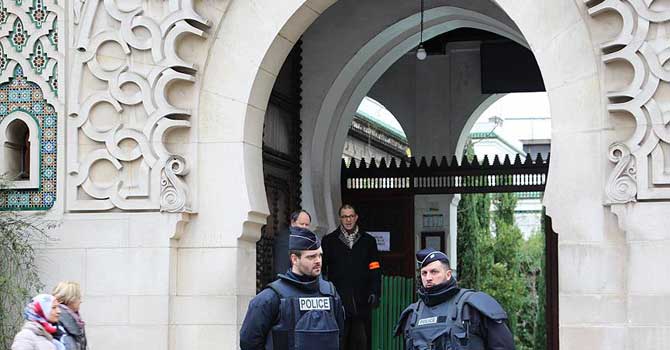 Fransa'ya terör bahane: 5 camiyi kapattılar!