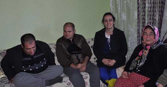 Fedakar anne 25 yıldır 2 engelli oğluna bakıyor