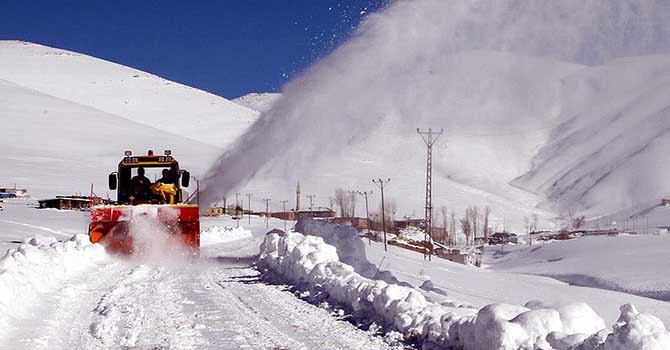 Doğu'da 1500'den fazla köy yolu ulaşıma kapandı