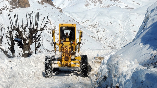 Kar yağışı nedeniyle 2 bin 78 köy yolu ulaşıma kapandı