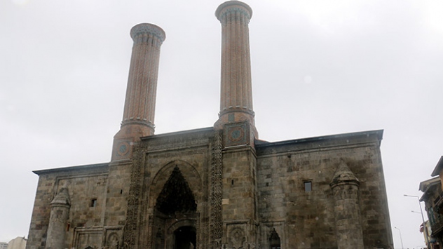 724 yıllık tarihi Çifte Minareli Medrese gün sayıyor