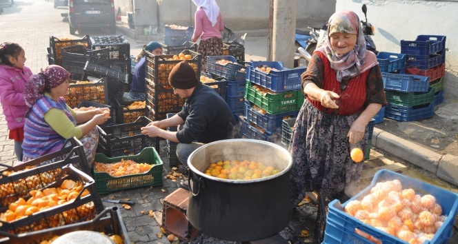 Mandalina soyarak para kazanıyorlar