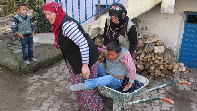 Yürüme engelli Emirhan'ın 'zor yaşamı'