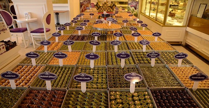 Müşterilerine 200 çeşit baklava sunuyor