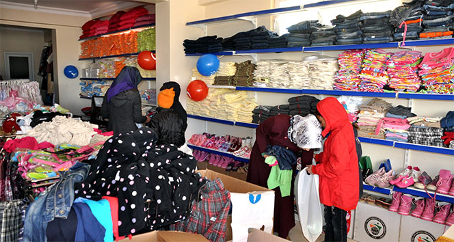 Çadır kentin yetim ve öksüzleri STKlar tarafından giydirildi