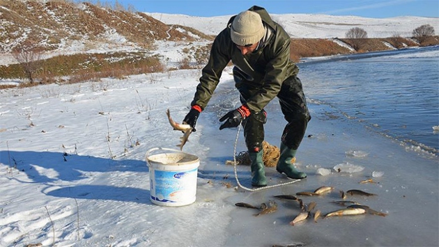 Donan nehir üzerinde balık keyfi