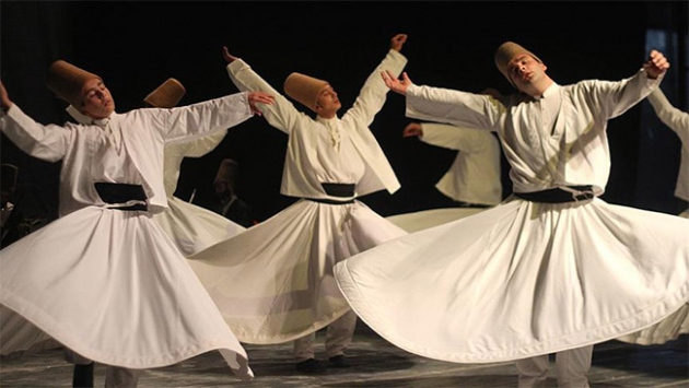 Semazenler, kalbi ve diliyle de Allah'ı zikrediyor