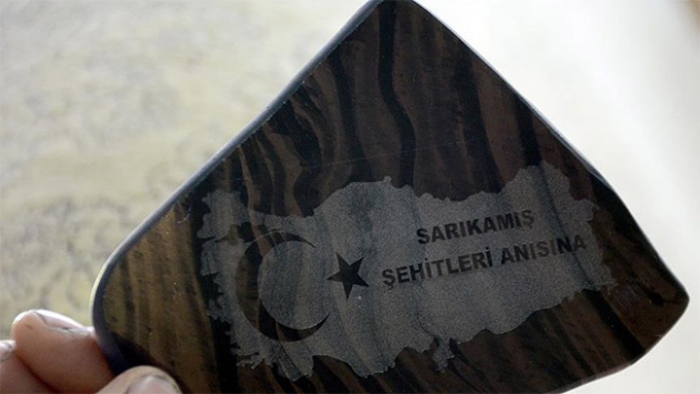 Ekmeklerini Volkanik camdan çıkartıyorlar