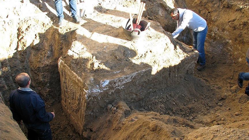 Temel kazısından 1900 yıllık lahit çıktı