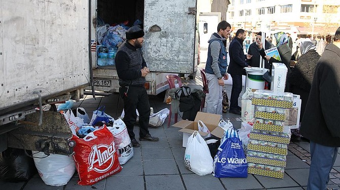 Türkmenler için sırtlarındaki ceketi verdiler