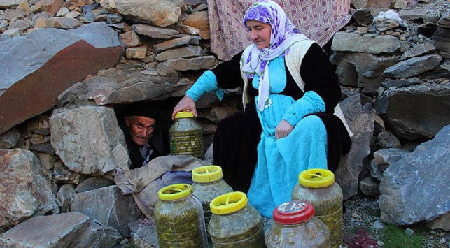 Hakkari'de kışlık besinler mağaralardan çıkarıldı