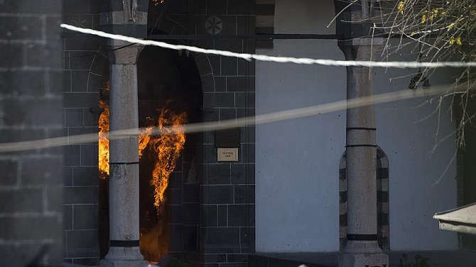 Sur'daki tarihi camiye terör saldırısını kınadılar