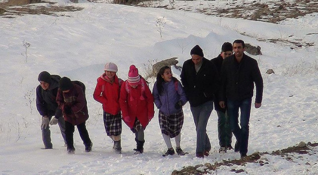 Okula gitmek için her gün 5 kilometre yol yürüyorlar
