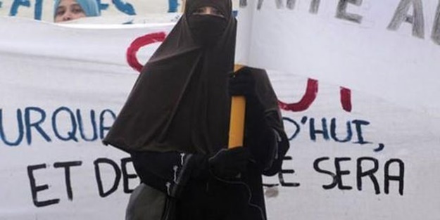 O ülkede peçeli olduğu için ceza kestiler