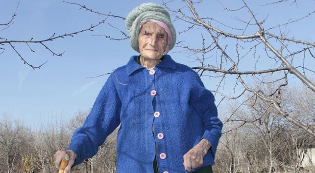 105 yaşındaki Fatma nine bahçesinde çapa yapıyor
