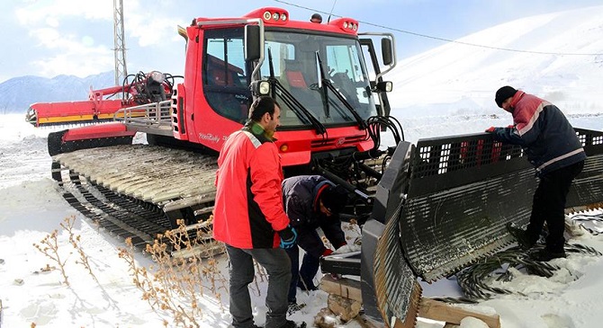 Van Gölü manzaralı kayak pisti kışa hazırlanıyor