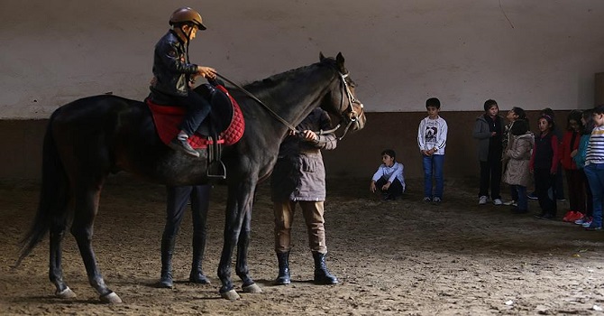 Engelleri 'Atlı terapi' ile aşıyorlar