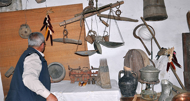 Kırk yıldır topladığı antikalarla köy evini müzeye çevirdi