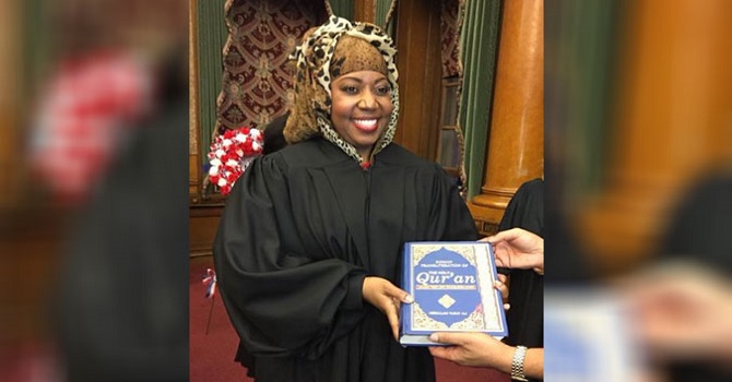 Siyahi Müslüman kadın hakim, Kur'an üzerine el basarak görevine başladı