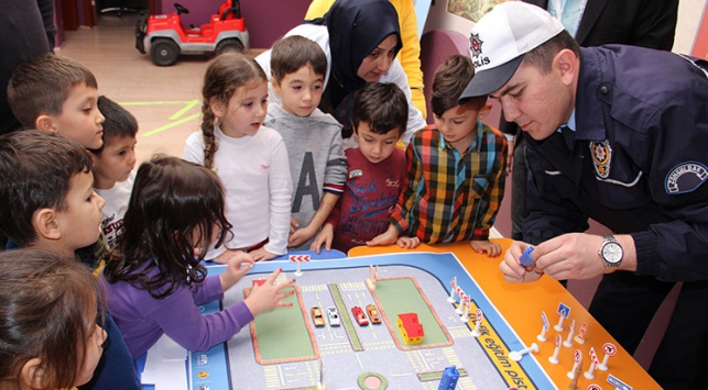 Trafik kurallarını oynayarak öğreniyorlar