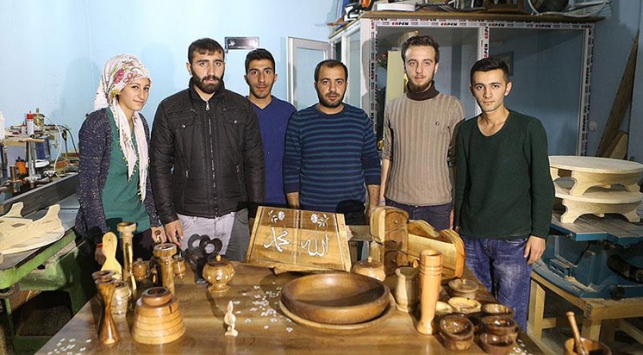 Ceviz ağaçları genç ahşap ustalarının ellerinde şekilleniyor