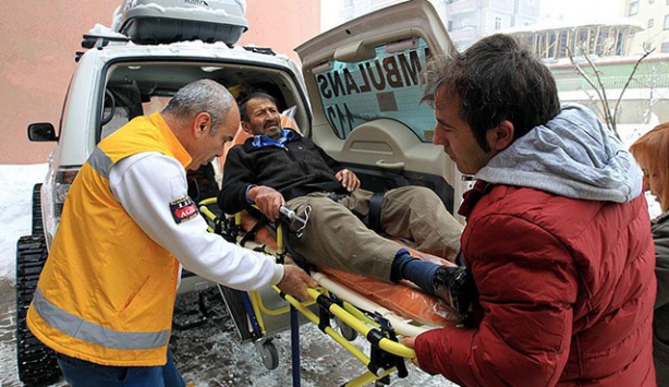 Diyaliz hastaları paletli ambulansla hastaneye ulaştırıldı
