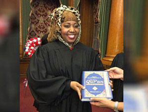 Amerika'da başörtülü hakim Kur'an ile yemin etti