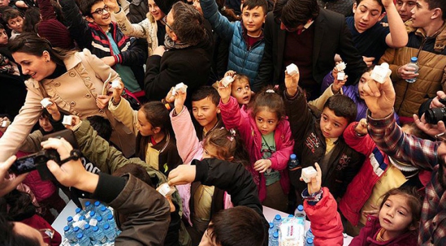 Afyonkarahisar'da bin 103 öğrenci "lokum yeme" yarışmasına katıldı