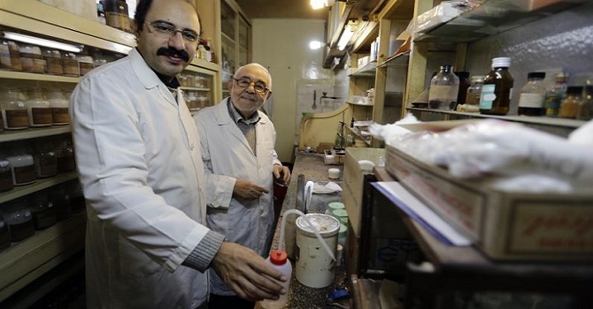 Geleneksel yöntemle ilaç hazırlıyorlar