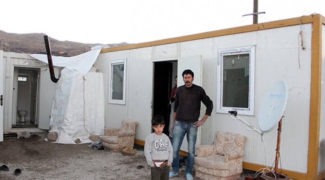 Depremlerde evleri hasar gören aileler için konteyner yardımı