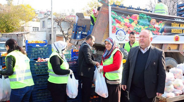 Rusya'ya tepki için 20 ton sebze ve meyve dağıtıldı