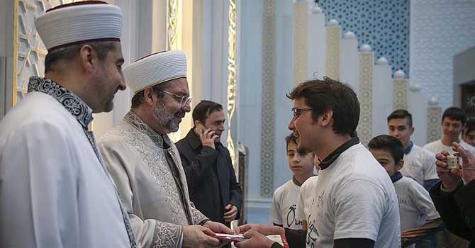 Görmez sabah namazında gençlerle buluştu