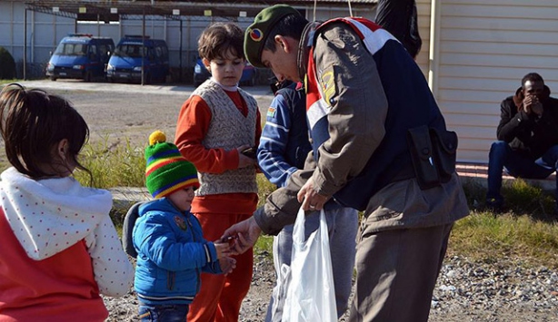 Balıkesir'de 120 sığınmacıya asker şefkati