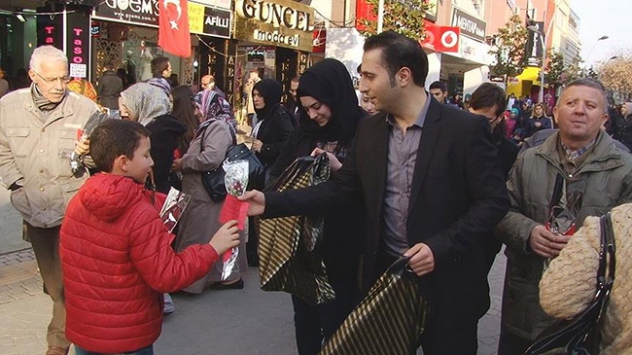 Suriyeli göçmenler Sakaryalılara gül dağıttı
